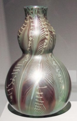 Double gourd-shaped vase with stylized painted leaves