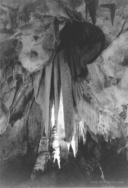 Onyx drapes in the Papoose Room, Carlsbad Caverns