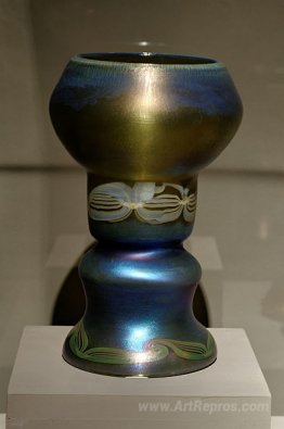 Chalice-shaped decorative glass