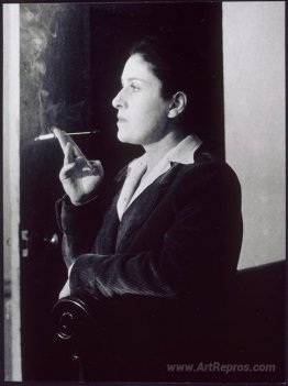 Dora Maar avec un fume-cigarette, dans son salon, rue de Savoie,