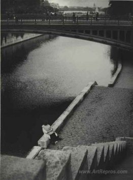 Couple kissing under the Pont au Double, Paris