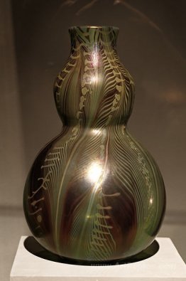 Double gourd-shaped vase with stylised leaves